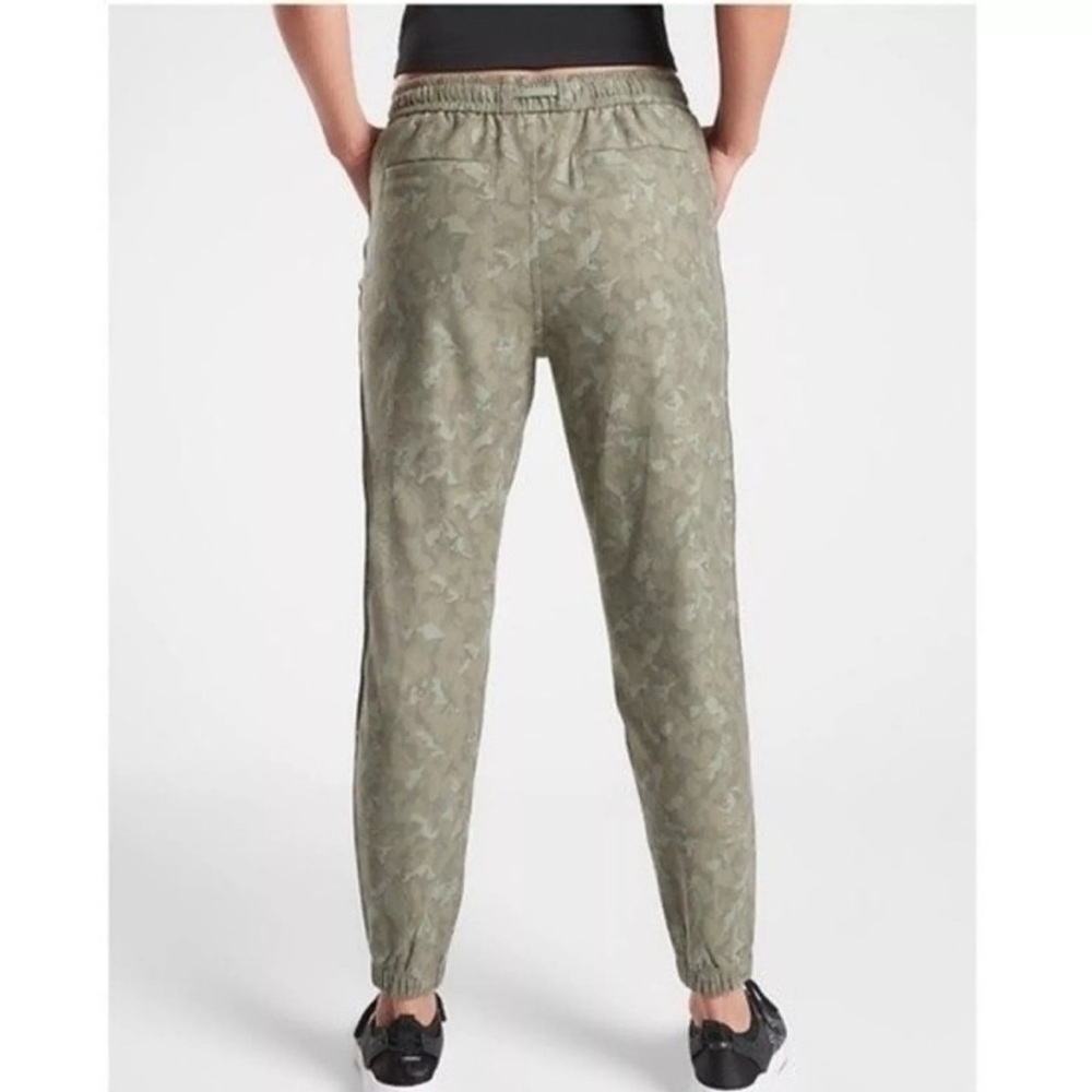 Athleta Printed Farallon Jogger Size 12 Olive Army Green Camo Print Pull On Pant - Picture 9 of 16